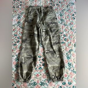 American Eagle Camo High Rise Joggers Size 6 NWOT